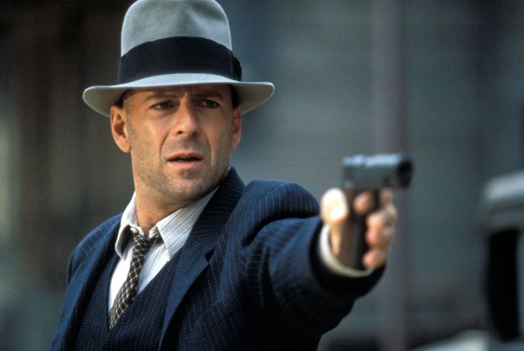 John Smith (Bruce Willis) lässt sich von beiden rivalisierenden Gangsterbanden als Profi-Killer anheuern. Doch zwischen Halsabschneidern und Meuchel... - Bildquelle: New Line Productions, Inc.