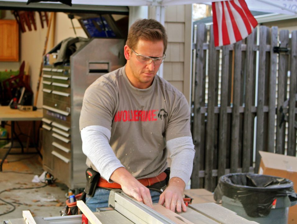 (7. Staffel) - Alles für den Mann: Handwerkprofi Jason Cameron (Bild) und sein Team bauen originelle Männerreiche für prominente, aber auch für norm... - Bildquelle: Nathan Frye 2011, DIY Network