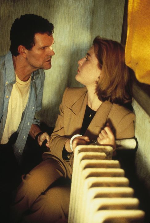 Scully (Gillian Anderson, r.) wird von Jack Willis (Christopher Allport, l.) gefesselt, und er erklärt ihr, dass er in Wirklichkeit Dupre ist. - Bildquelle: TM +   Twentieth Century Fox Film Corporation. All Rights Reserved.