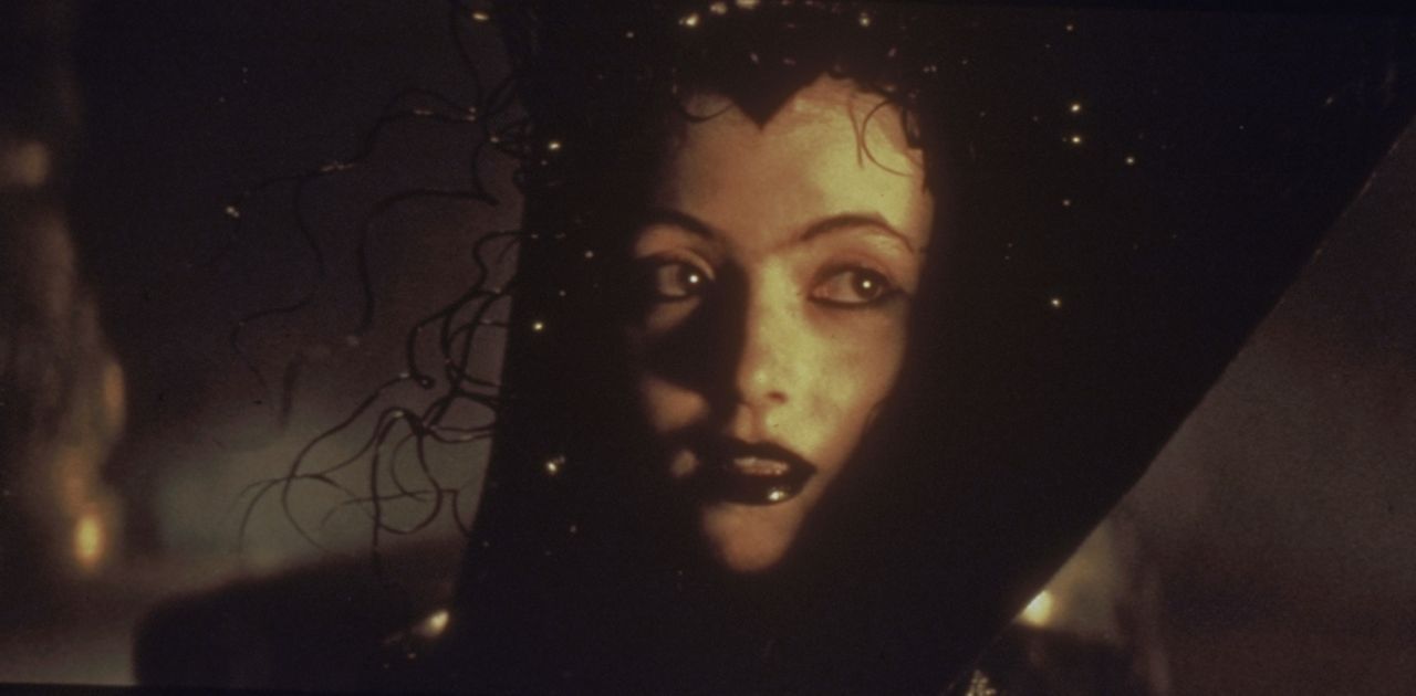 Schon bald erliegt der Fürst der Finsternis dem Liebreiz der schönen Lili (Mia Sara) und will sie zur Braut nehmen ... - Bildquelle: Universal Pictures