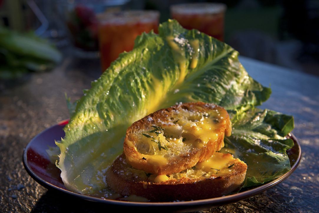 Seine Freunde können sich unter anderem an Guy Fieris leckeren Caeser Salat mit selbstgemachten Croutons erfreuen ... - Bildquelle: 2012, Television Food Network, G.P. All Rights Reserved.