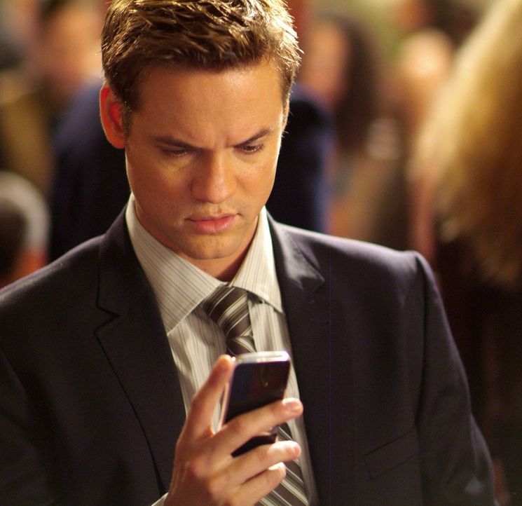 Dem jungen Max Peterson (Shane West) wird von einem unbekannten Absender ein High-Tech-Handy zugeschickt, das noch gar nicht auf dem Markt ist. Von... - Bildquelle: MOBICOM HOLDINGS, S.A.