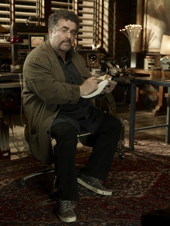 Artie Nielsen (Saul Rubinek) hat den Anschlag auf das "Warehouse 13" nur knapp überlebt. Dennoch lässt er sich nicht von seiner Arbeit als Agent abb... - Bildquelle: Justin Stephens SCI FI Channel