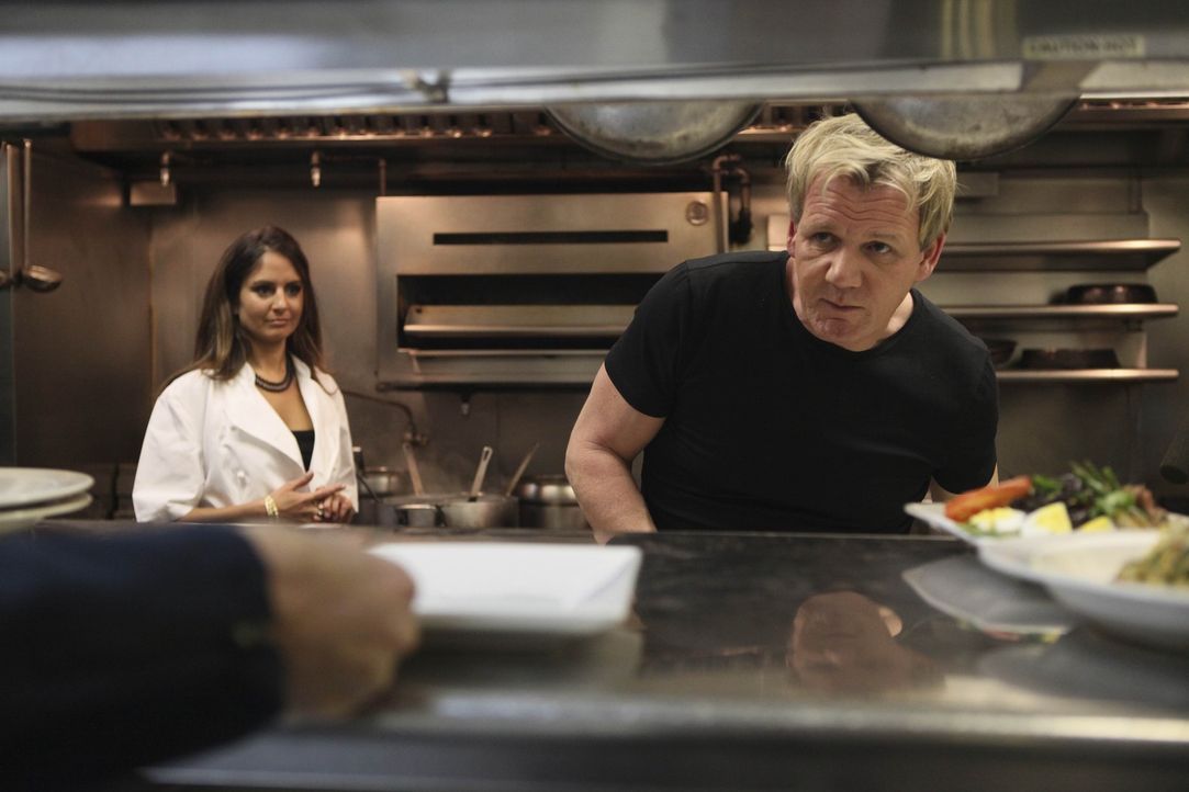 Jetzt wird es spannend für Gordon Ramsay (r.), denn er testet, ob das "Lido" dank seine Hilfe wieder Fuß fassen konnte ... - Bildquelle: Fox Broadcasting.  All rights reserved.