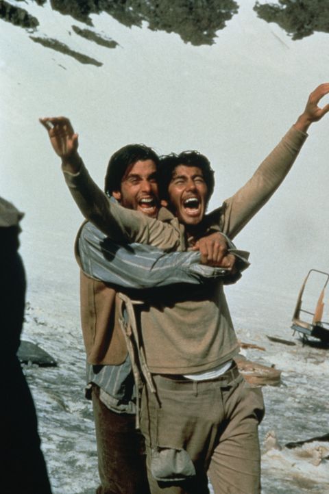 Parrado (Ethan Hawke, l.) und Antonio Balbi (Vincent Spano, r.) können es kaum glauben. Nach zehn Wochen in einer Hölle aus eis und Schnee können si... - Bildquelle: Buena Vista Pictures