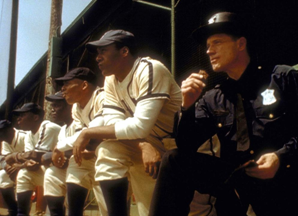 Der junge Polizist Arthur Dales (Fredric Lane, r.) beschützt einen berühmten Baseballspieler, als dieser angeblich vom Ku-Klux-Klan bedroht wird. - Bildquelle: TM +   2000 Twentieth Century Fox Film Corporation. All Rights Reserved.