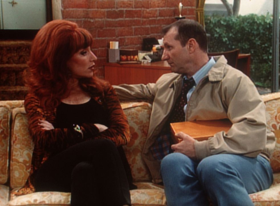 Belgische Pralinen für Peggy (Katey Sagal, l.) - was hat Al (Ed O'Neill, r.) vor? - Bildquelle: Sony Pictures Television International. All Rights Reserved.