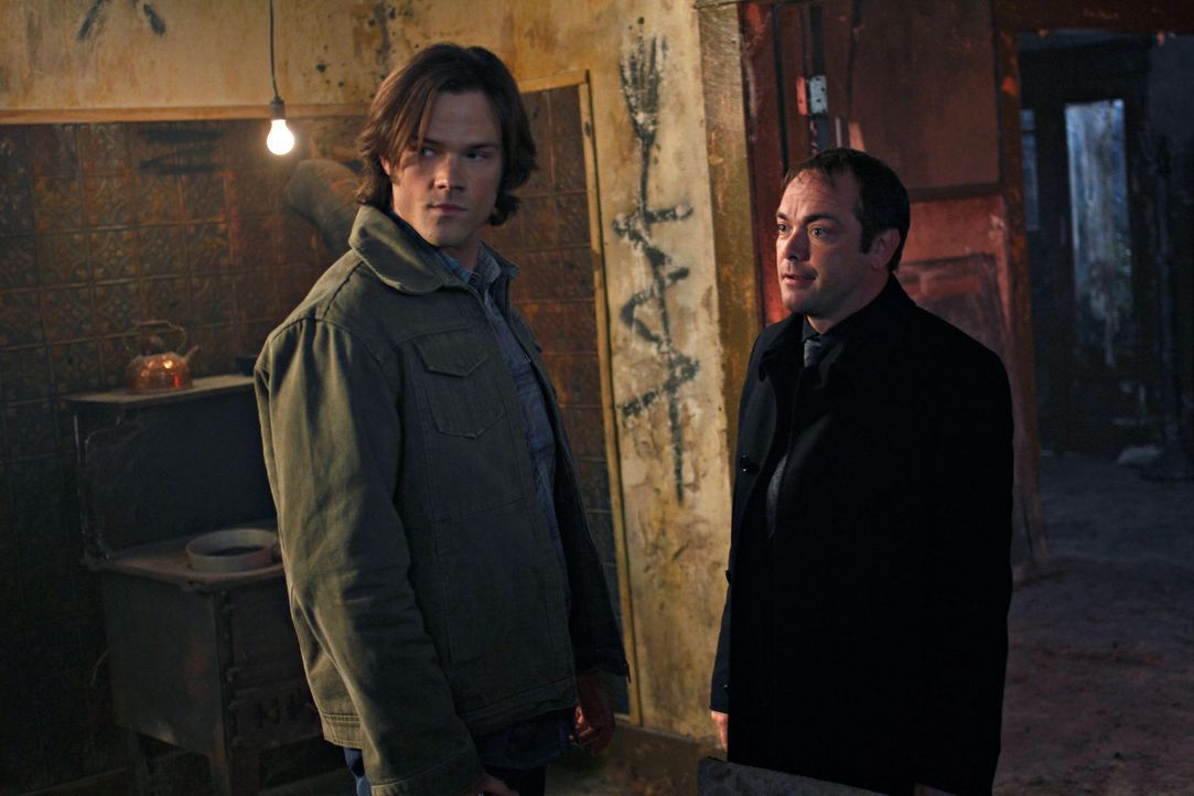 Sam und Dean bekommen von Crowley (Mark Sheppard, r.) Hilfe angeboten, um die Pest zu finden und so in den Besitz des dritten Ringes kommen, damit s... - Bildquelle: Warner Brothers