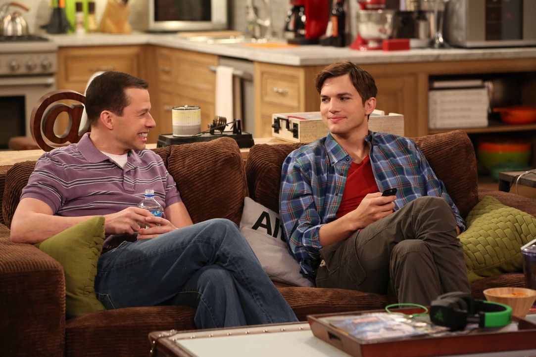 Als Walden (Ashton Kutcher, r.) auf einer Single-Veranstaltung auf seine Ex-Frau Bridget trifft, überlegt er, ob er wieder mit ihr zusammenkommen so... - Bildquelle: Warner Bros. Television