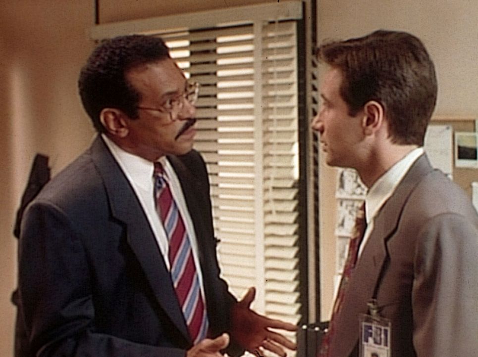 Die FBI-Agenten Reggie Purdue (Dick Anthony Williams, l.) und Fox Mulder (David Duchovny, r.) sind alte Freunde, die bei einem neuen Fall auf einen... - Bildquelle: TM +   Twentieth Century Fox Film Corporation. All Rights Reserved.