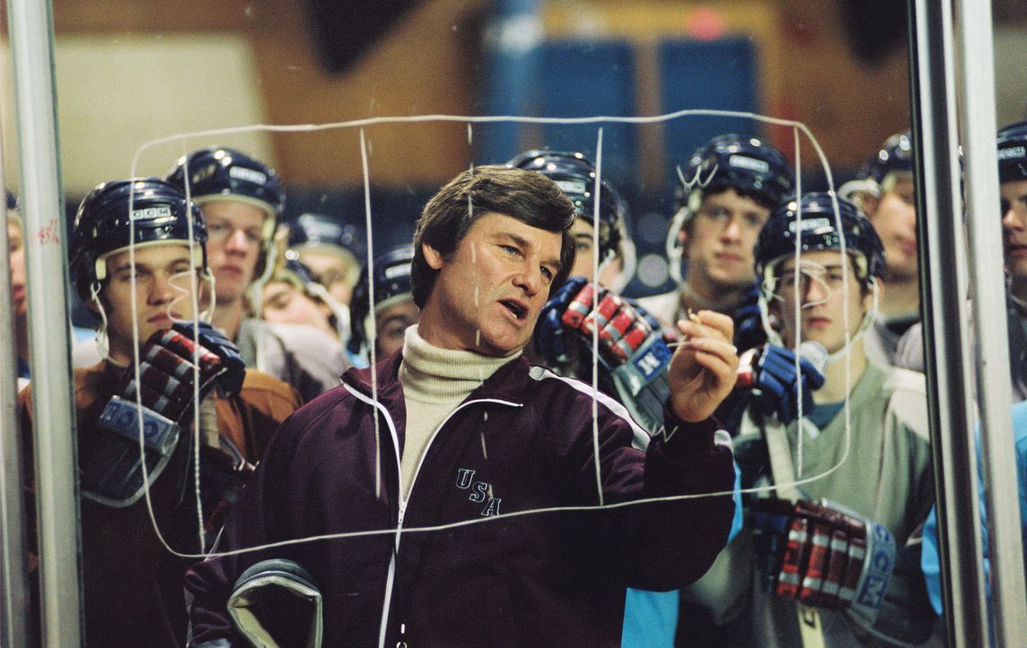 Einst kurz vor den Olympischen Spielen von der US-Mannschaft ausgeschlossen, bekommt Herb Brooks (Kurt Russell, M.) eine zweite Chance, als man ihn... - Bildquelle: Disney Enterprises, Inc. All rights reserved
