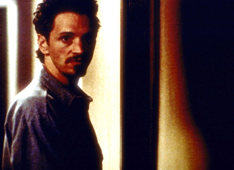 Der junge Schriftsteller Phillip Padgett (John Hawkes), Mulders neuer Nachbar, ist schon bald der Hauptverdächtige in einer Mordserie. - Bildquelle: TM +   2000 Twentieth Century Fox Film Corporation. All Rights Reserved.