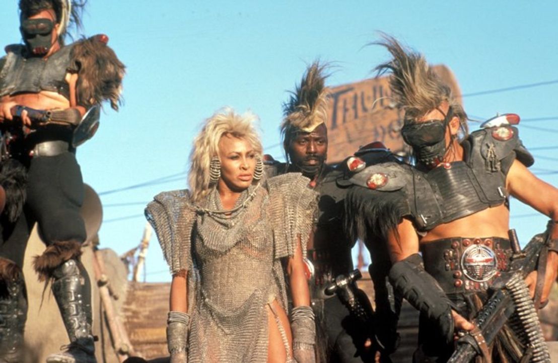 Machen Jagd auf Mad Max: Aunty Entity (Tina Turner, M.) und ihre Gefolgsleute ... - Bildquelle: Warner Bros.