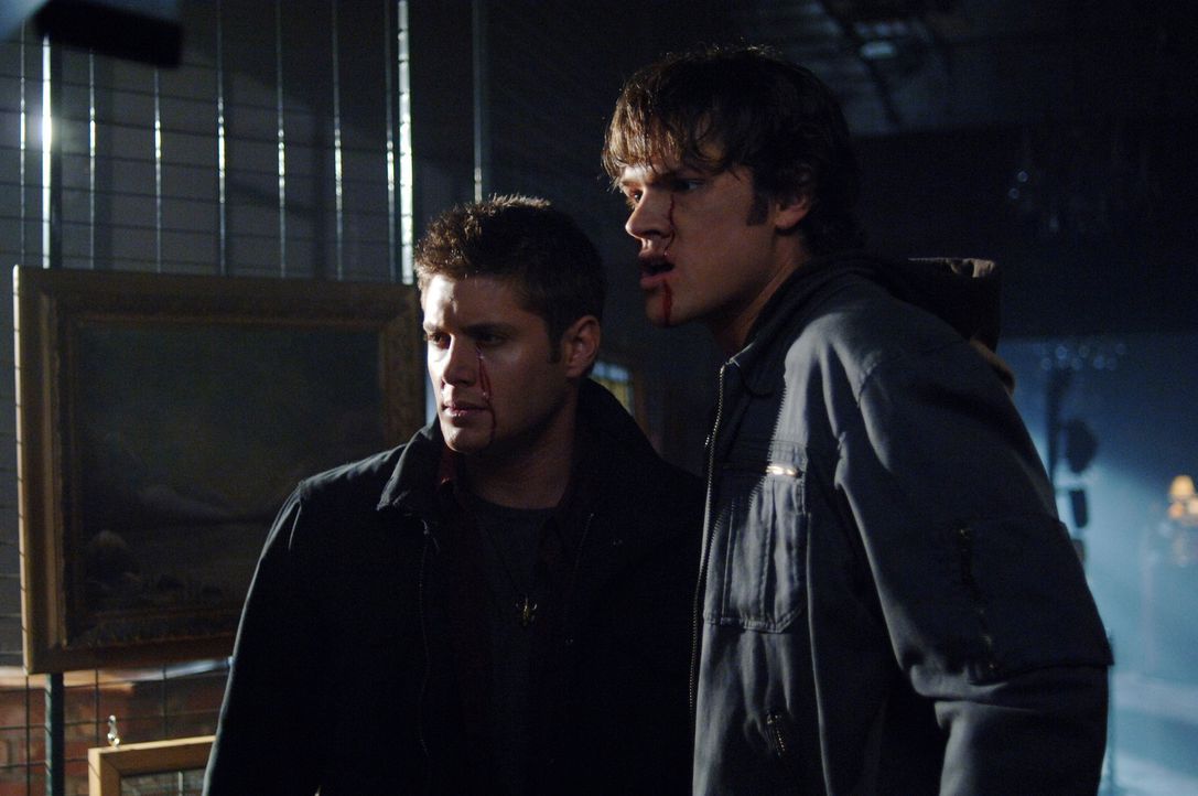 Urplötzlich stirbt ein Mann, während er sich im Spiegel betrachtet. Sam (Jared Padalecki, r.) und Dean (Jensen Ackles, l.) glauben nicht an einen na... - Bildquelle: Warner Bros. Television