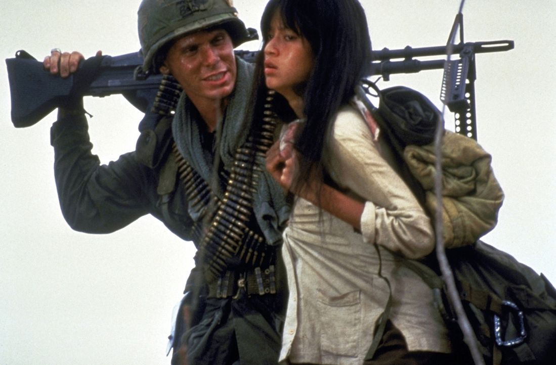 Die Soldaten haben die hilflose Vietnamesin Oahn (Thuy Thu Le, r.) als "tragbare Freizeitentspannung" entführt. Clark (Don Harvey, l.) freut sich si... - Bildquelle: Columbia Pictures