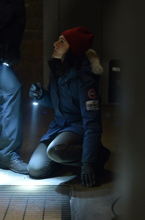 Während Julia (Kyra Zagorsky) und Alan auf Ebene X ihr Leben riskieren, wird Sarah bewusst, wie schlimm es wirklich um sie steht ... - Bildquelle: 2014 Sony Pictures Television Inc. All Rights Reserved.