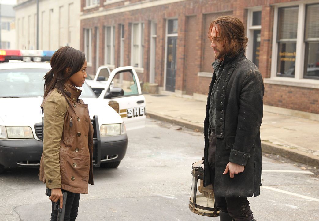 Nach und nach glaubt Lieutanant Abbie Mills (Nicole Beharie, l.) die Erzählungen von Ichabod Crane (Tom Mison, r.) und gemeinsam mit ihm, nimmt sie... - Bildquelle: 2013 Twentieth Century Fox Film Corporation. All rights reserved.