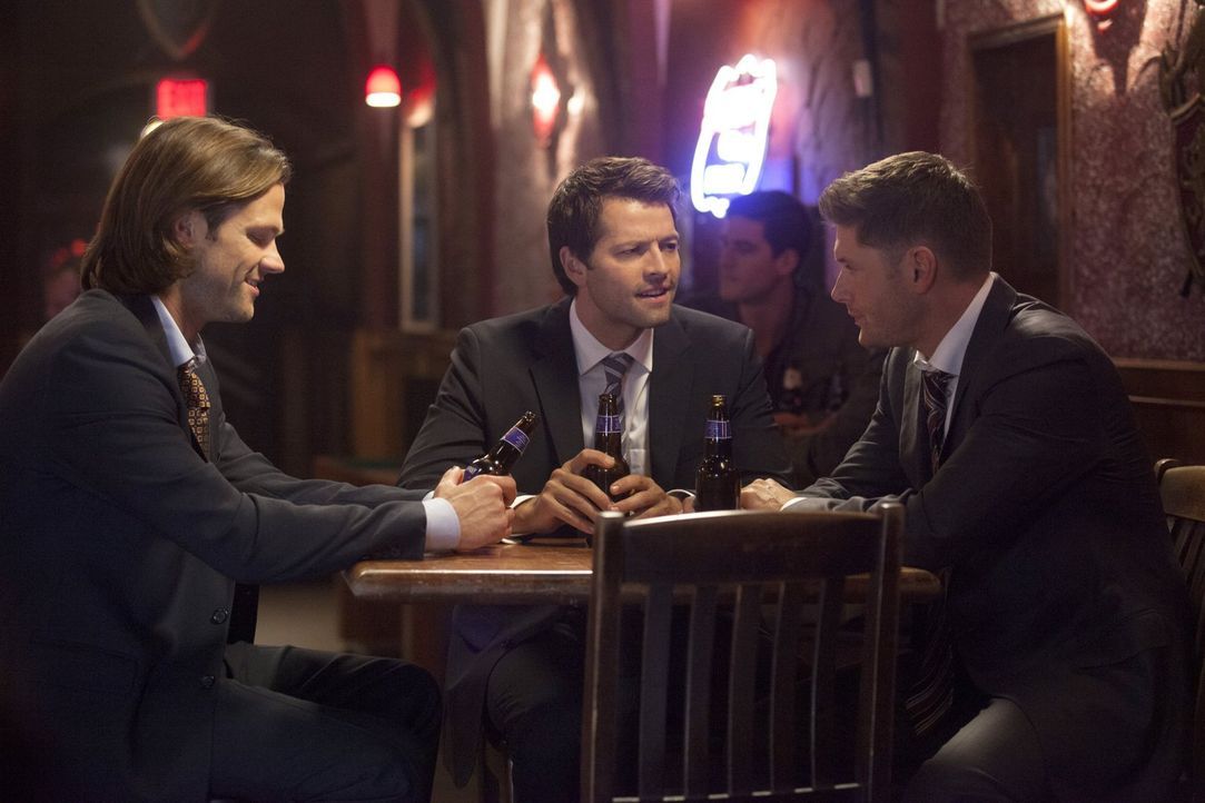 Sam (Jared Padalecki, l.) und Dean (Jensen Ackles, r.) untersuchen ein Massaker, bei dem mehrere Engel ihre Leben verlieren und treffen bei ihren Er... - Bildquelle: 2013 Warner Brothers