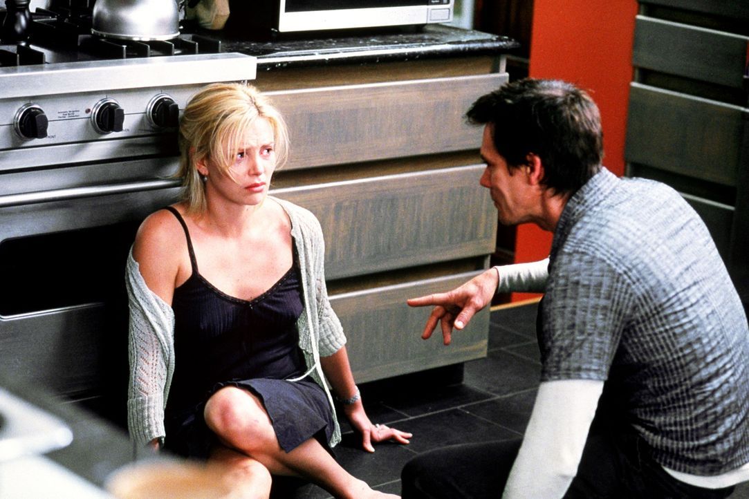 Während Marvin das Kind außerhalb der Reichweite schafft, hält Joe (Kevin Bacon, r.) die Mutter (Charlize Theron, l.) und Cheryl den Vater des Ki... - Bildquelle: Senator Film
