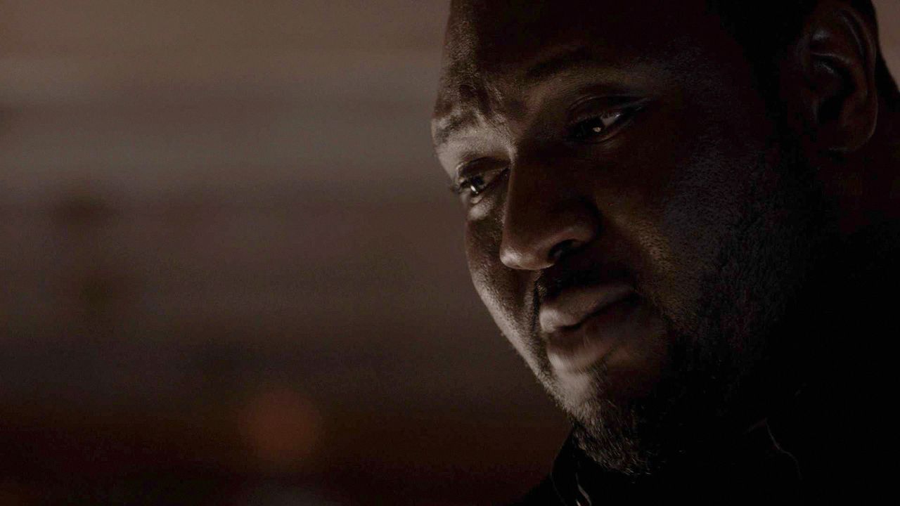 Als Abraham (Nonso Anozie) von Jackson eine Blutprobe eines von ihm gefangenen, unbekannten Hybriden bekommt, macht er eine erschreckende Entdeckung... - Bildquelle: 2017 CBS Broadcasting, Inc. All Rights Reserved