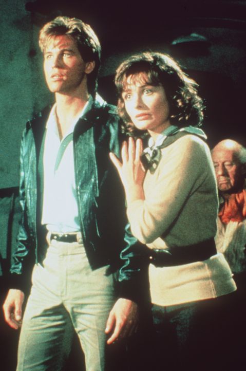 Gemeinsam machen sich Nick (Val Kilmer, l.) und Hillary (Lucy Gutteridge, r.) auf die Suche nach Hillarys Vater, der von DDR-Militärs entführt wurde... - Bildquelle: Paramount Pictures