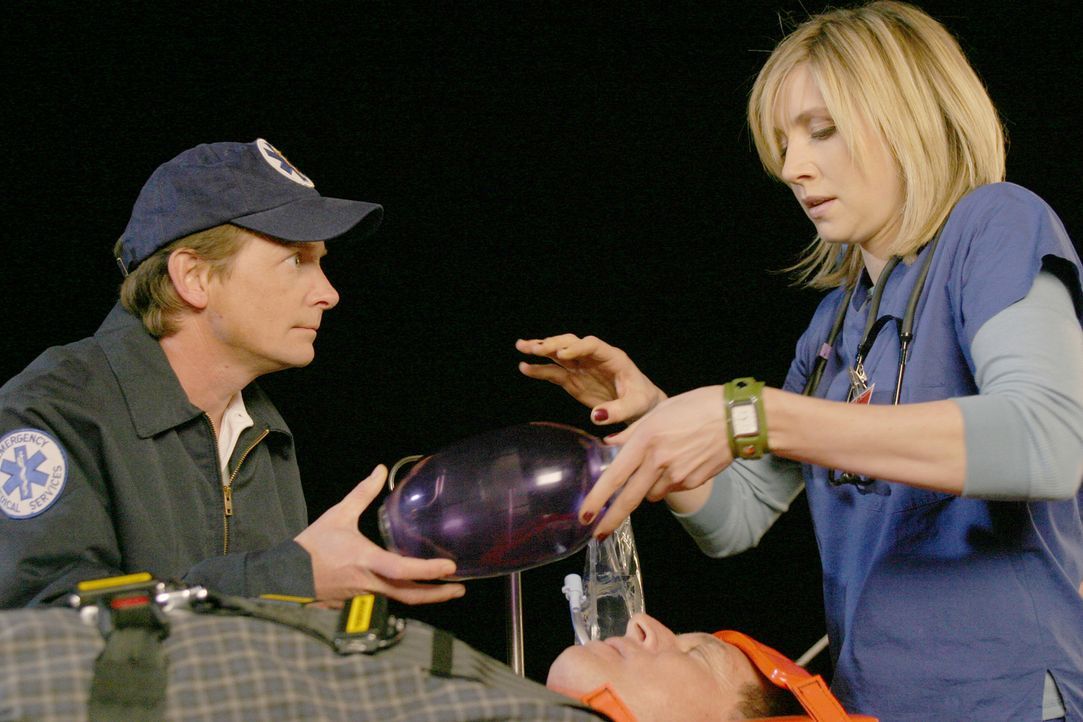 Elliott (Sarah Chalke, r.) sucht, nachdem sie einen Patienten falsch intubiert hat, Rat bei Dr. Casey (Michael J. Fox, l.), der jedoch momentan ganz... - Bildquelle: Touchstone Television