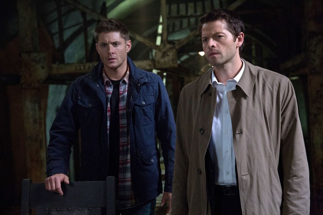 Nach dem Tod von Kevin ist Dean (Jensen Ackles, l.) am Boden zerstört und schwört Rache. Castiel (Misha Collins, r.) entwickelt einen Plan, der aber... - Bildquelle: 2013 Warner Brothers
