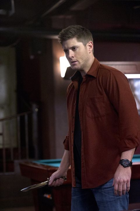 Eine Zusammenkunft mit Crowley bringt Dean (Jensen Ackles) neue Hoffnungen, das Mal doch noch loszuwerden ... - Bildquelle: 2016 Warner Brothers