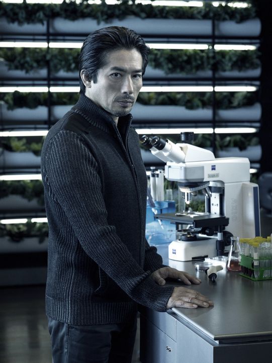 (1. Staffel) - Dr. Hiroshi Hatake (Hiroyuki Sanada) scheint immer ein wenig mehr zu wissen, als seine Kollegen. Wird ihn das möglicherweise auch vor... - Bildquelle: 2014 Sony Pictures Television Inc. All Rights Reserved.