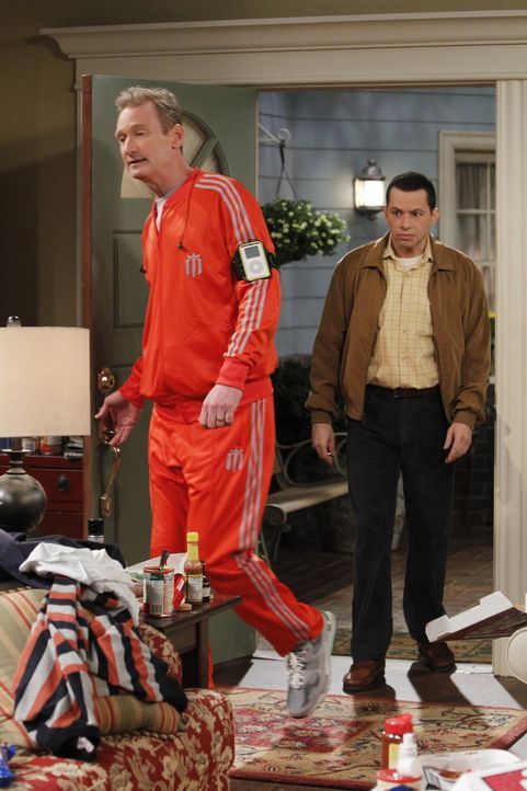 Da Alan (Jon Cryer, r.) Streit mit Lyndsey hat und Herb (Ryan Stiles, l.) von Judith verlassen wurde, steht ein Männerabend auf dem Plan ... - Bildquelle: Warner Bros. Television