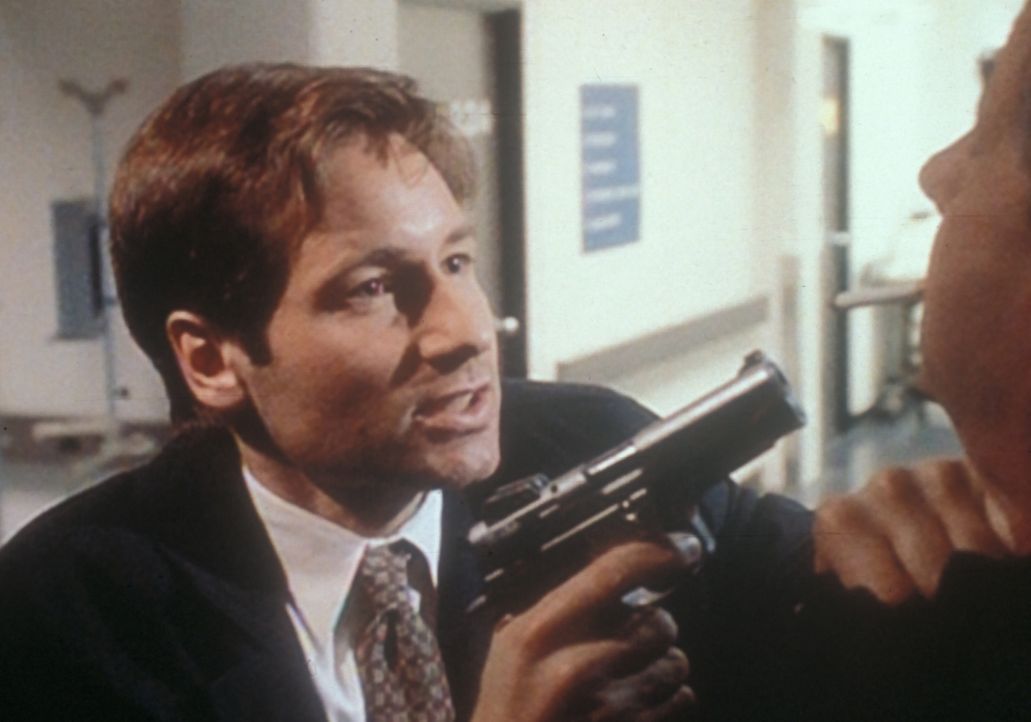 Mulder (David Duchovny, l.) bedroht den geheimnisvollen Raucher (William B. Davis, r.), der sich mit Mulders Mutter getroffen hatte. - Bildquelle: TM +   Twentieth Century Fox Film Corporation. All Rights Reserved.