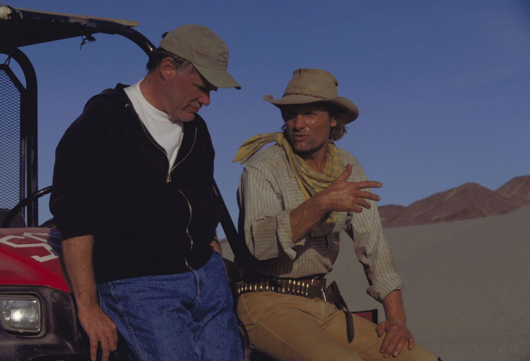Regisseur Joe Johnston, l. mit seinem Hauptdarsteller Viggo Mortensen, r. - Bildquelle: Walt Disney Pictures. All rights reserved