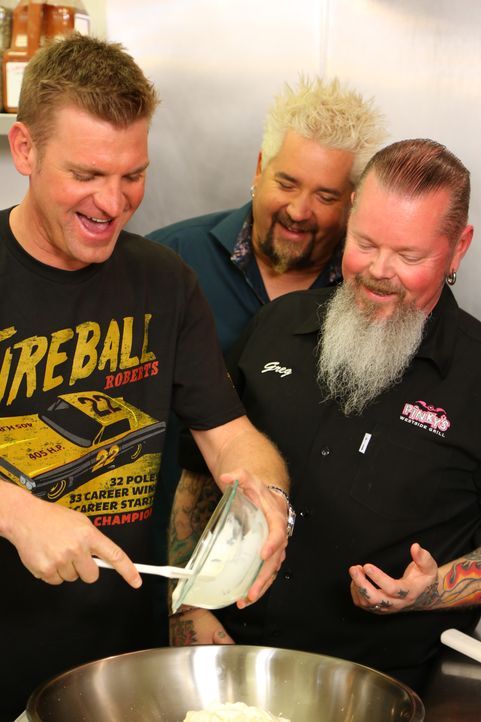 Guy Fieri (Mitte) - Bildquelle: Discovery Inc.