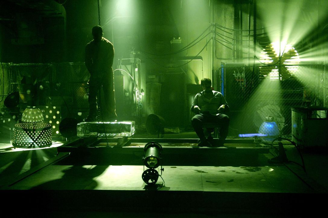 Ihr Leben hängt am seidenen Faden: Hoffman (Costas Mandylor, r.) und Eric Matthews (Donnie Wahlberg, l.) ... - Bildquelle: 2007 Lionsgate, Twisted Pictures