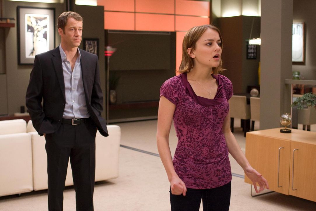 Zoe (Jordan Hinson, r.) stattet ihrem Vater (Colin Ferguson, l.) und Eureka einen Besuch ab. Sie scheint frisch verliebt zu sein, was einige Problem... - Bildquelle: Universal Television