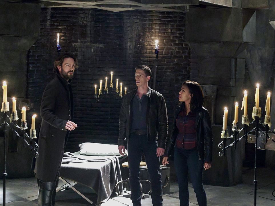 Crane (Tom Mison, l.), Joe (Zach Appelman, M.) und Abbie (Nicole Beharie, r.) müssen schnell handeln, als sie erkennen, was der mysteriöse Stein mit... - Bildquelle: 2015-2016 Fox and its related entities.  All rights reserved.