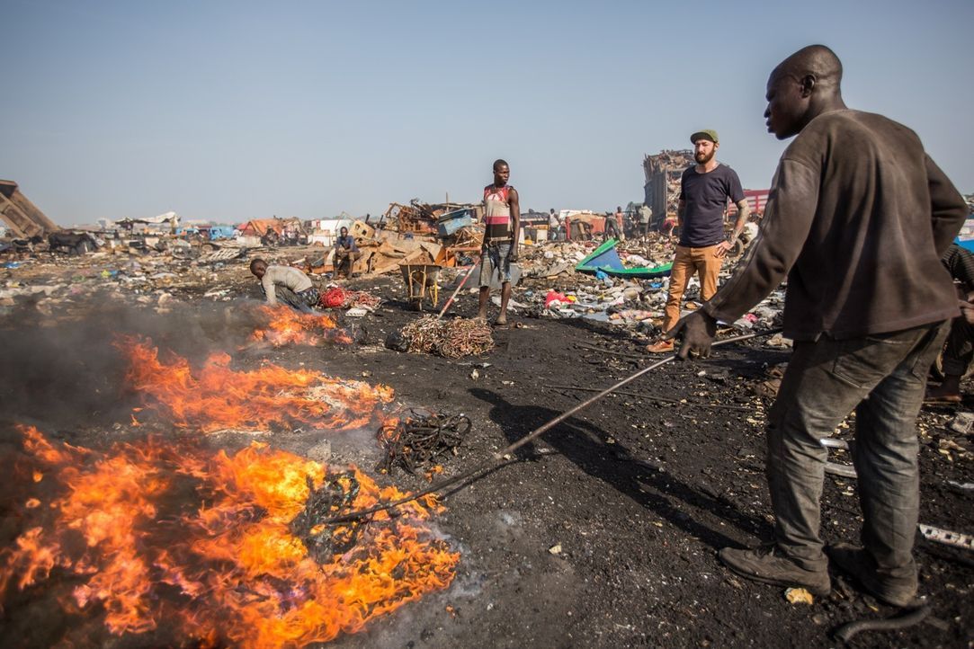 Reporter Oliver Plöger (2.v.r) blickt hinter die Kulissen der Elektroschrottdeponie von Agbogbloshie in Ghana, auf und vor der knapp 50.000 Menschen... - Bildquelle: ProSieben MAXX