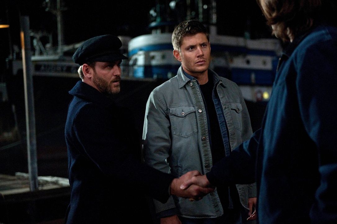 Schnell wird Benny (Ty Olsson, l.) bewusst, dass Dean (Jensen Ackles, M.) und Sam (Jared Padalecki, r.) einiges zu besprechen haben ... - Bildquelle: Warner Bros. Television