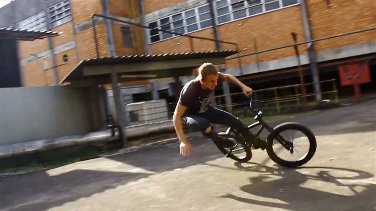 Die Clipshow "World Wide Dummies" präsentiert krasse Clips aus dem Netz ... - Bildquelle: 2014 BELLUM ENTERTAINMENT