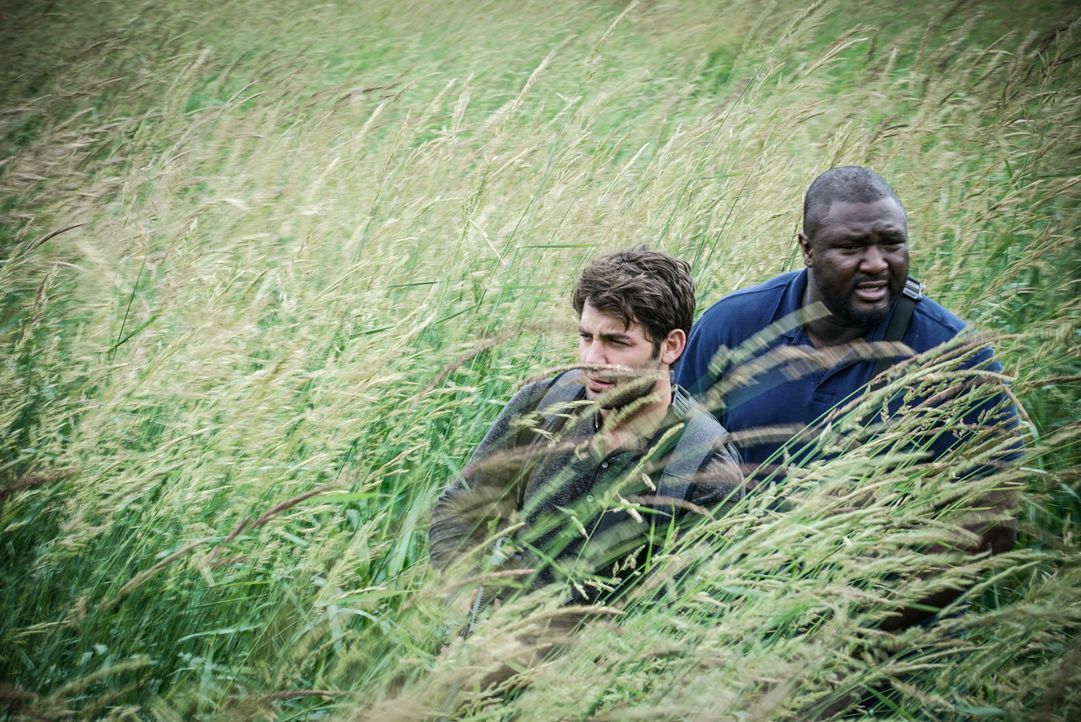 Jackson (James Wolk, l.) und Abraham (Nonso Anozie, r.) suchen nach Jacksons vermisster Mutter. Als sie die finden ist diese jedoch kein Mensch mehr... - Bildquelle: Shane Harvey 2016 CBS Broadcasting Inc. All Rights Reserved.