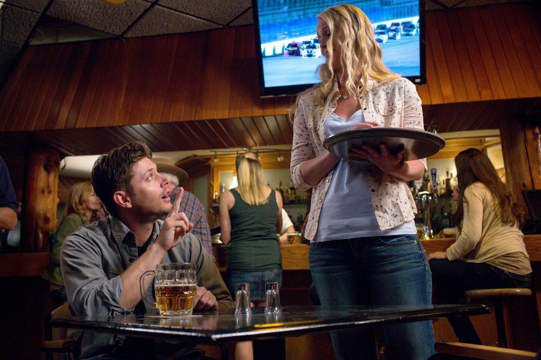 Als Dean (Jensen Ackles, l.) die hübsche Ann Marie (Emily Fonda, r.) in einer Bar kennenlernt, versucht Crowley ihm klarzumachen, dass sie keine Abl... - Bildquelle: 2016 Warner Brothers