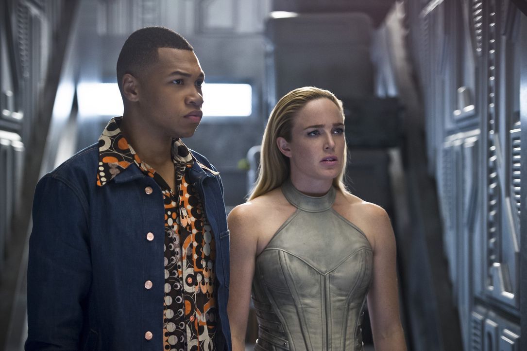 Nachdem ihr eigenständiger Versuch, Savage zu bekämpfen, gescheitert ist, müssen Jax alias Firestorm (Franz Drameh, l.), Sara alias White Canary (Ca... - Bildquelle: 2015 Warner Bros.