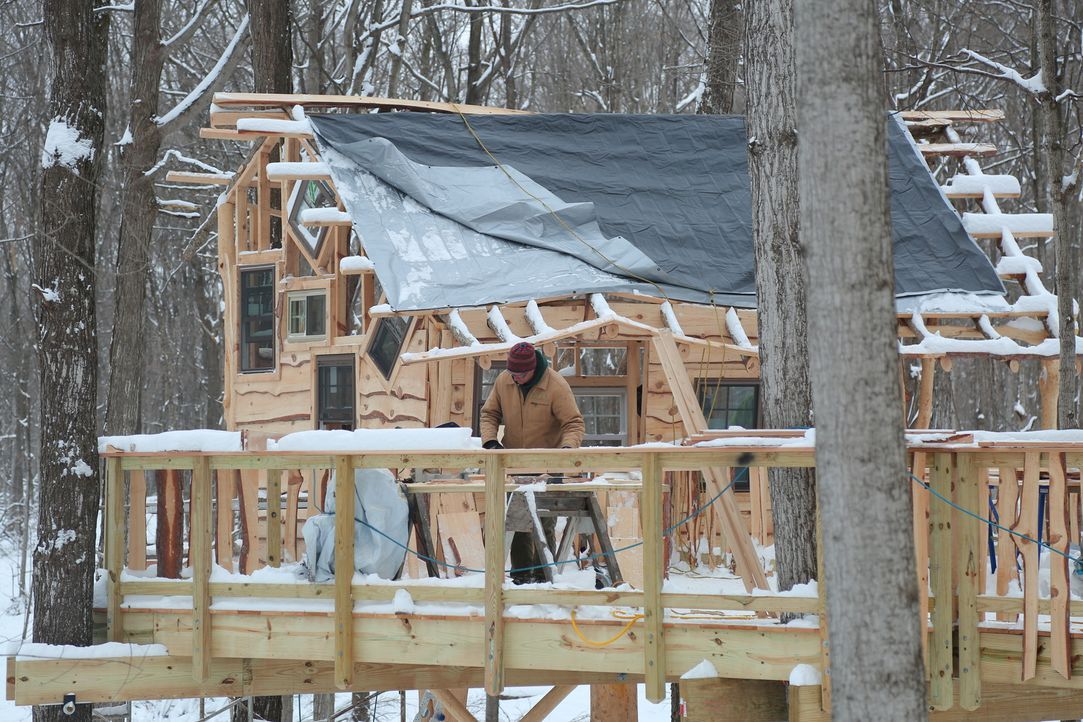 Der Schnee erschwert die Arbeiten, aber die Treehouse Guys geben alles, um das Baumhaus für Kinder von "Sunshine Campus" rechtzeitig fertigzustellen... - Bildquelle: 2015, DIY Network/Scripps Networks, LLC. All Rights Reserved.