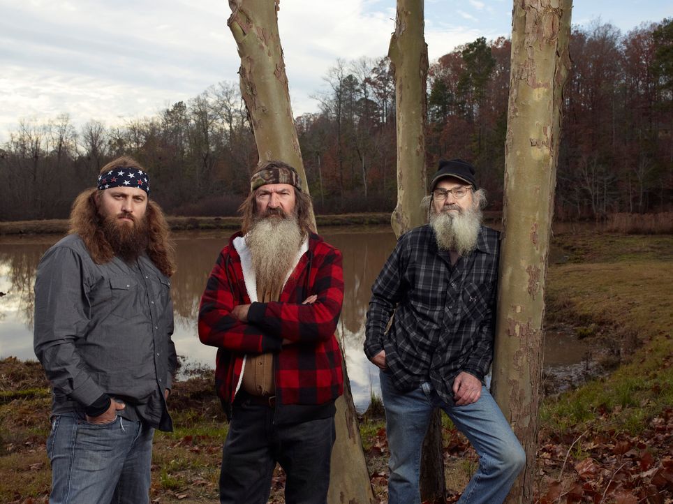 Während Willie (Willie Robertson, l.) mit seinem Bruder Jase einen Wettkampf startet, versuchen sich Phil (Phil Robertson, M.) und Si (Si Robertson,... - Bildquelle: Brian Bowen Smith 2012 A+E Networks