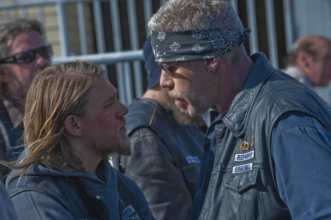 Die Erkenntnis, dass ihr Erzfeind Zobelle mit dem FBI kooperiert, schockiert Jax (Charlie Hunnam, l.) und Clay (Ron Perlman, r.) ganz besonders ... - Bildquelle: 2009 Twentieth Century Fox Film Corporation and Bluebush Productions, LLC. All rights reserved.