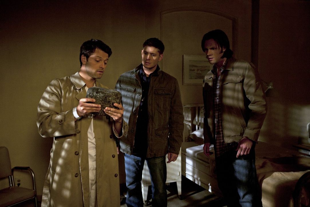 Castiel (Misha Collins, l.) möchte Sam (Jared Padalecki, r.) und Dean (Jensen Ackles, M.) helfen, gegen die "Engel" anzukommen. Diese denken, dass C... - Bildquelle: Warner Bros. Television