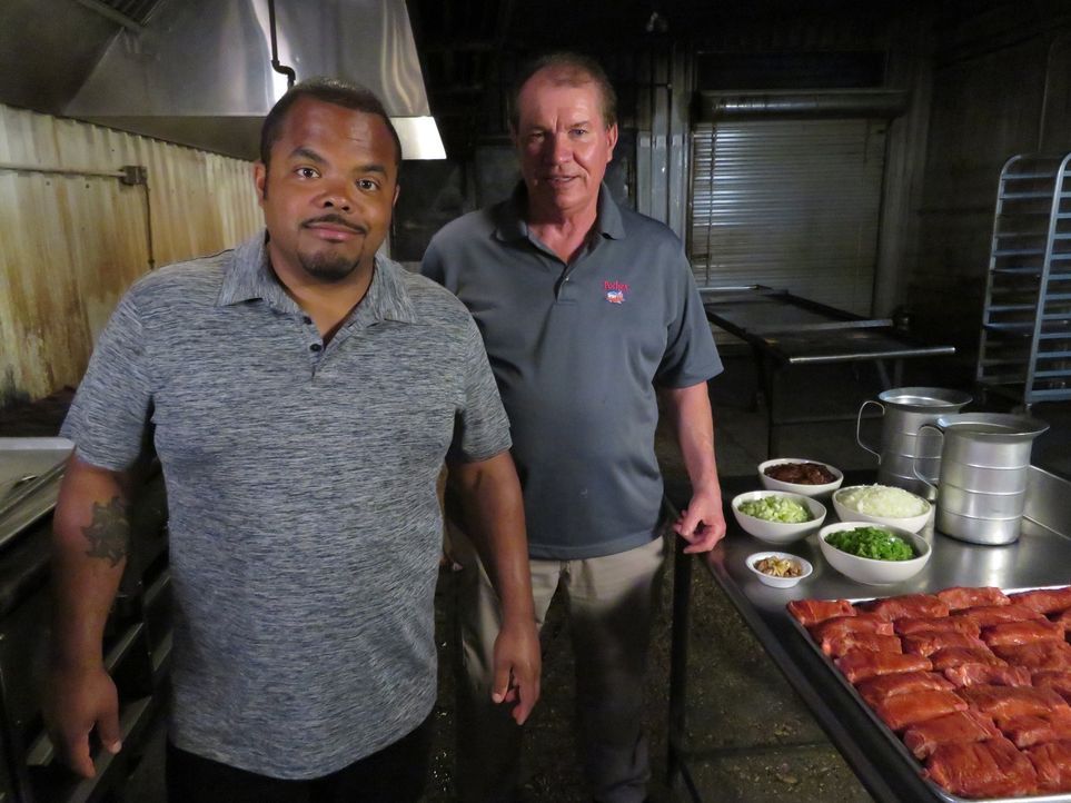 Roger Mooking (l.); Floyd Poche (r.) - Bildquelle: 2017, Television Food Network, G.P. All Rights Reserved.