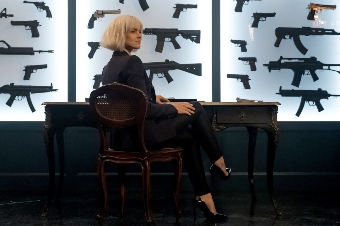 Barbara (Erin Richards) kehrt nach Gotham zurück und will dort den Waffenmarkt aufmischen ... - Bildquelle: 2017 Warner Bros.