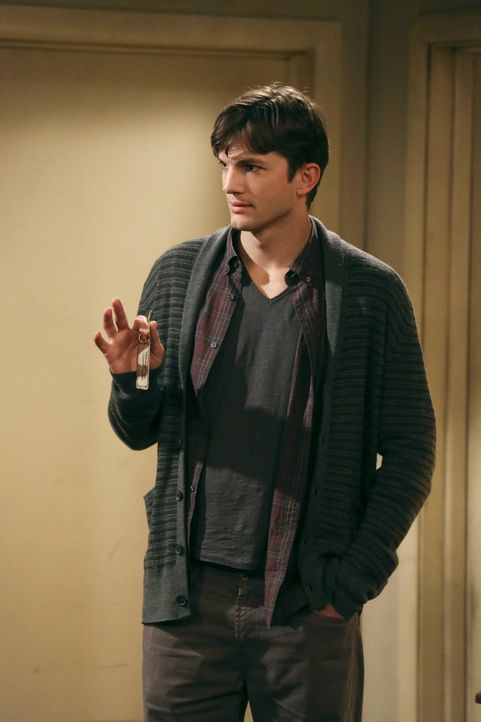 Wird von Larry verdächtigt, eine Affäre mit Lyndsey zu haben: Walden (Ashton Kutcher) ... - Bildquelle: Warner Bros. Television