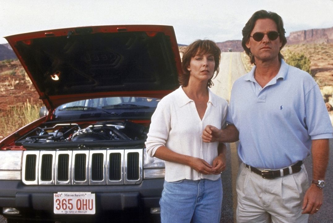 Zusammen mit seiner Frau Amy (Kathleen Quinlan, l.) hat Jeff Taylor (Kurt Russell, r.) mitten in der Wüste eine Autopanne ... - Bildquelle: Paramount Pictures